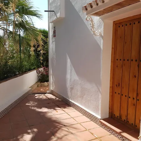 Deluxe Athos 50 Mp Garden Patio Golf & Гостевой дом Бенальмадена
